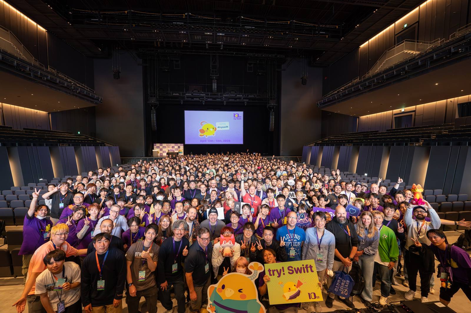 会場のホールに集まった try! Swift Tokyo 2026 の参加者たちの集合写真